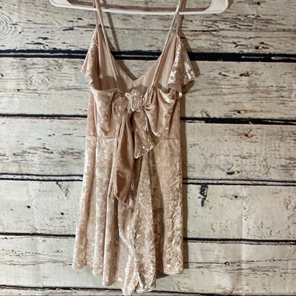 Urban Outfitters Blush Nude Crushed Velvet Romper - Picture 5 of 10
